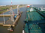 Mooring an oil tanker in Saint-Nazaire